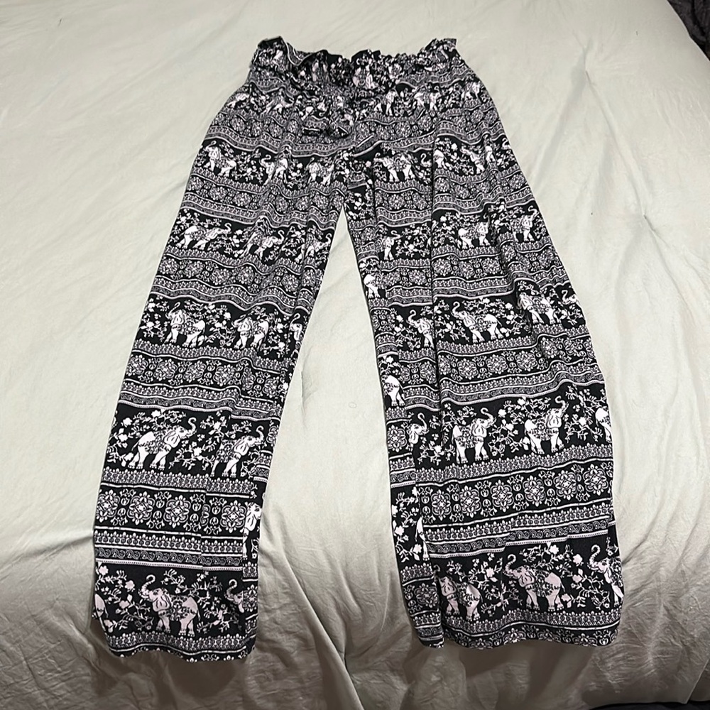 Medium wide legged pants. Cinched waist with tie.